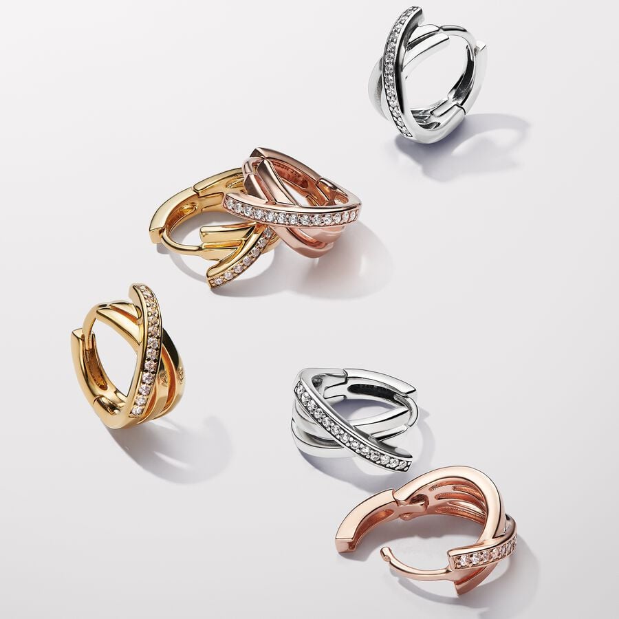 Auskarai lankeliai „Kryžkelė“ su pavé stiliumi inkrustuotais akmenėliais - Pandora Lietuva