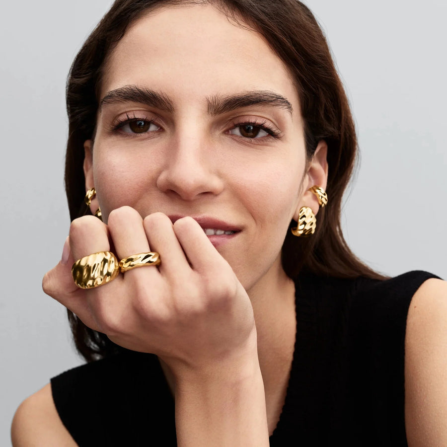 Banguotos tekstūros plataus lankelio formos auskarai - Pandora Lietuva