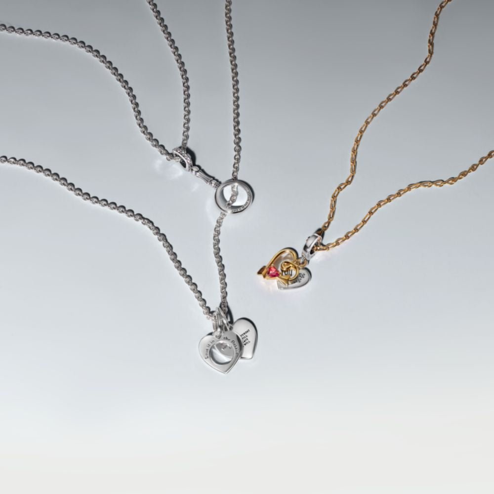 Dvigubas graviruojamas kabantis karoliukas su širdimi ir strėle - Pandora Lietuva