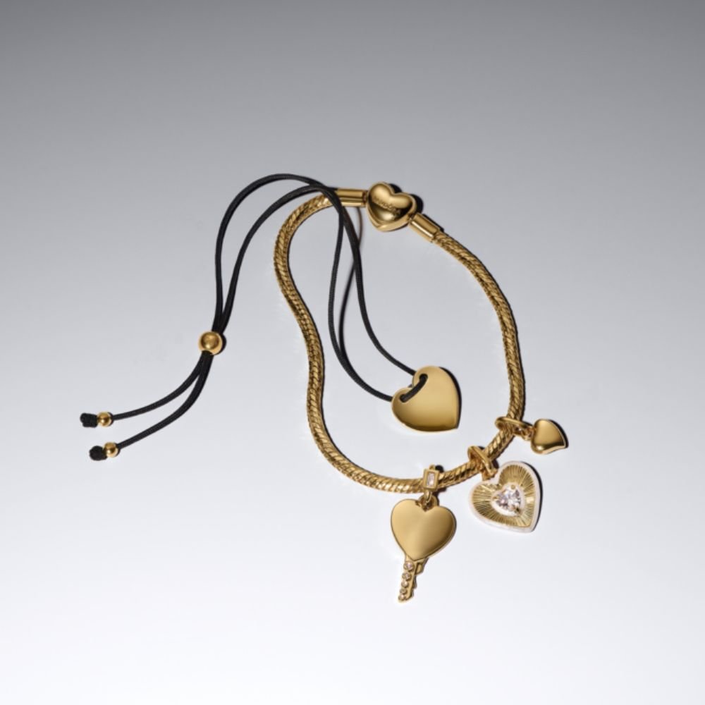 Graviruojama juoda virvelinė apyrankė su slankikliu „Širdis“ - Pandora Lietuva