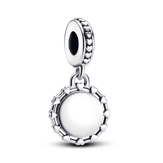 Graviruojamas apvalus kabantis karoliukas su disku ir širdele - Pandora Lietuva