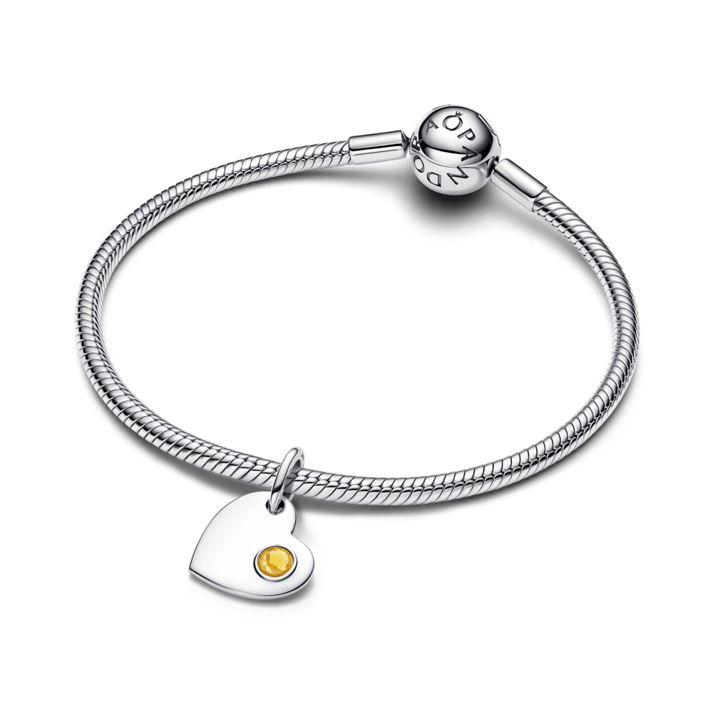 Graviruojamas kabantis širdies karoliukas su medaus spalvos akmenėliu - Pandora Lietuva