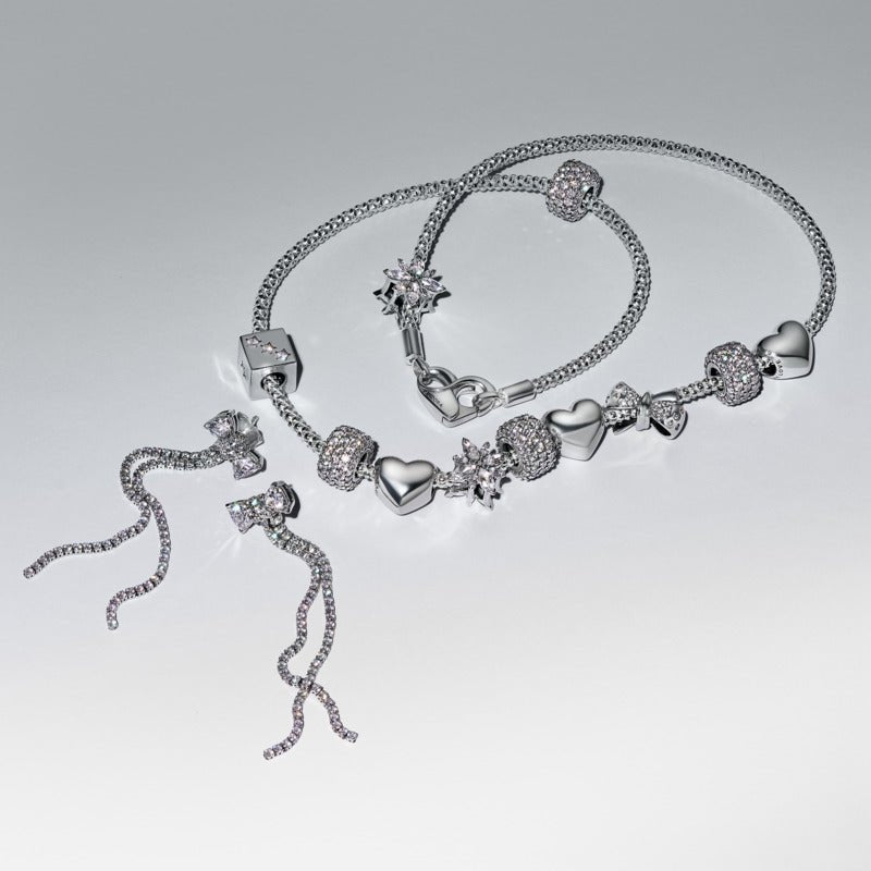 Pavé stiliaus kabantys auskarai su kaspinėliu - Pandora Lietuva