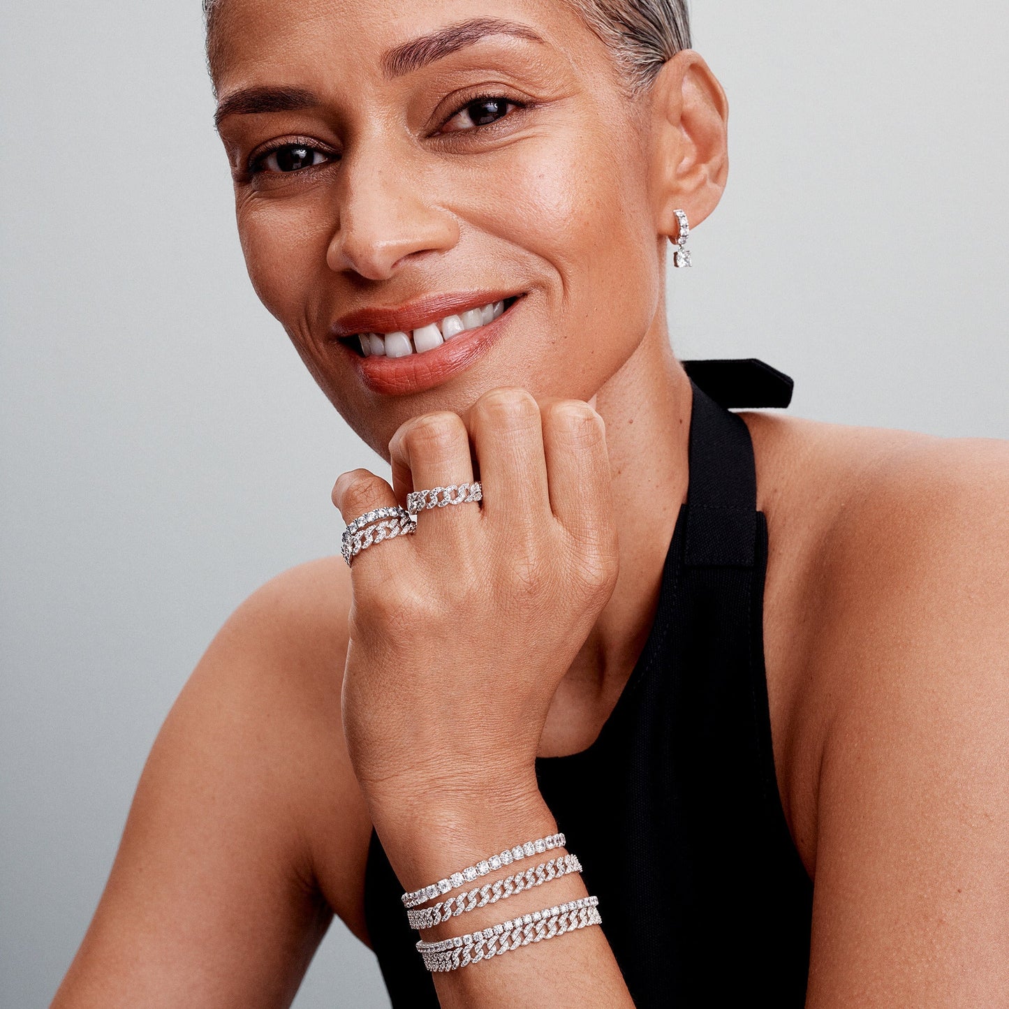 Pavé stiliaus lankelio formos kabantys auskarai - Pandora Lietuva