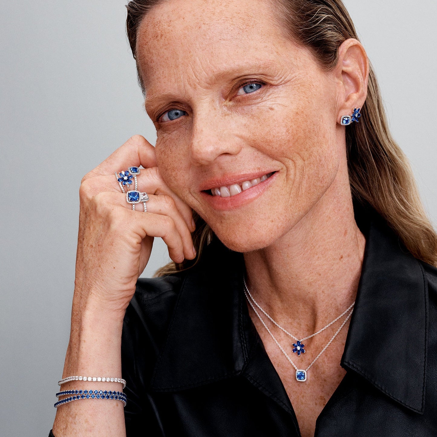 Spindintis mėlynos kvadratinės aureolės žiedas - Pandora Lietuva