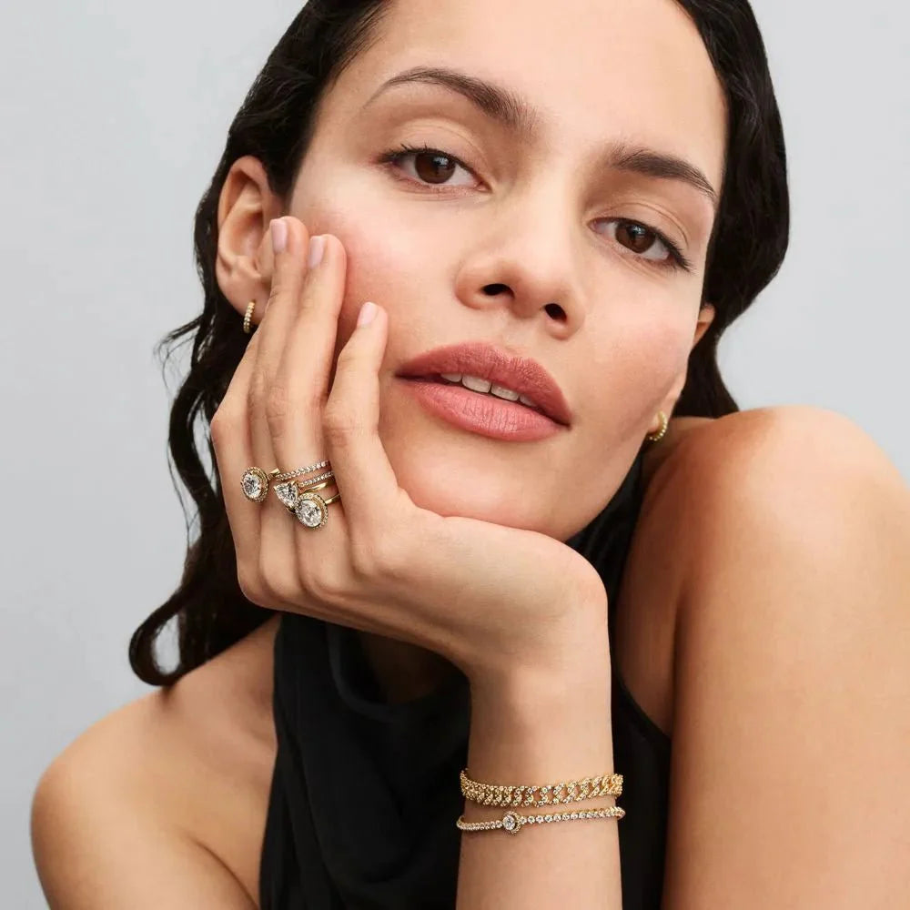 Spindintis žiedas su ovalo formos aureole - Pandora Lietuva