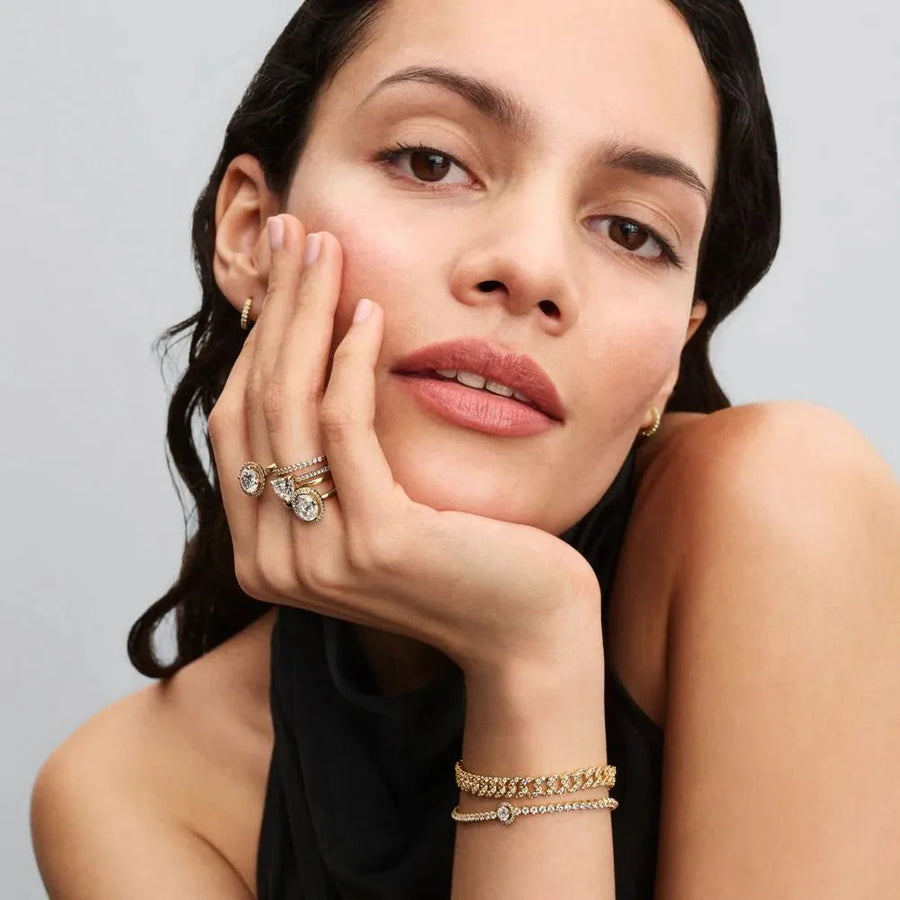 Spindintis žiedas su ovalo formos aureole - Pandora Lietuva