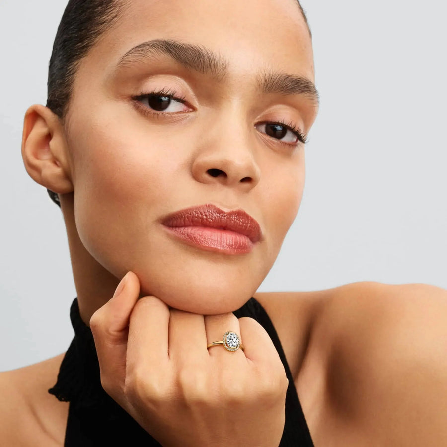 Spindintis žiedas su ovalo formos aureole - Pandora Lietuva