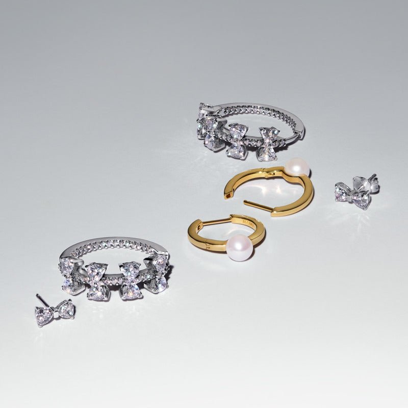 Spindintys maži įsmeigiami auskarai su kaspinėliu - Pandora Lietuva