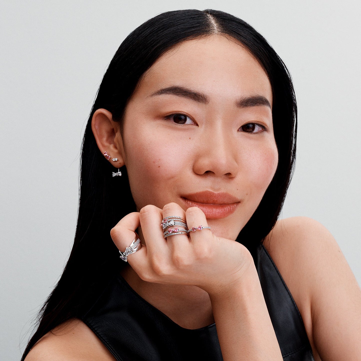 Spindintys rožiniai įsmeigiami auskarai su kaspinėliu - Pandora Lietuva