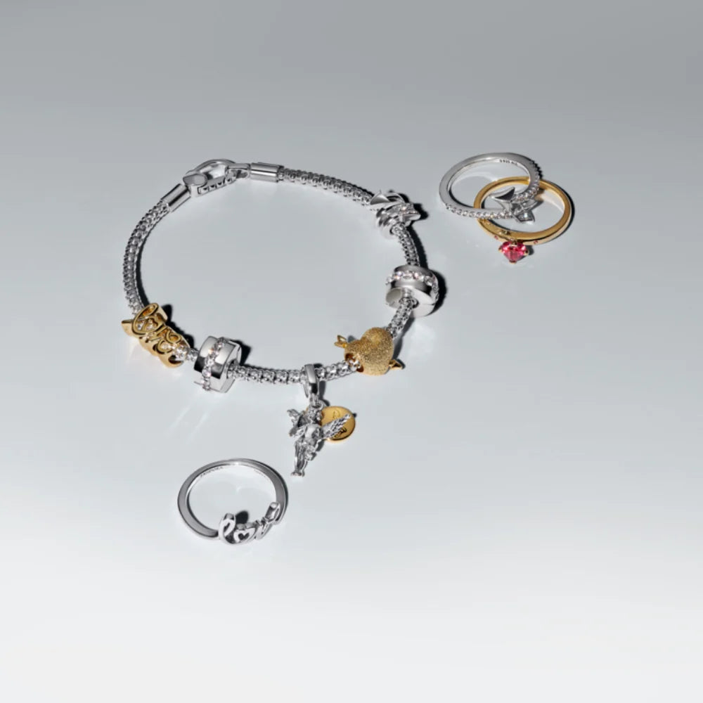 Käsitsi kirjutatud sõnaga „Love“ amulett