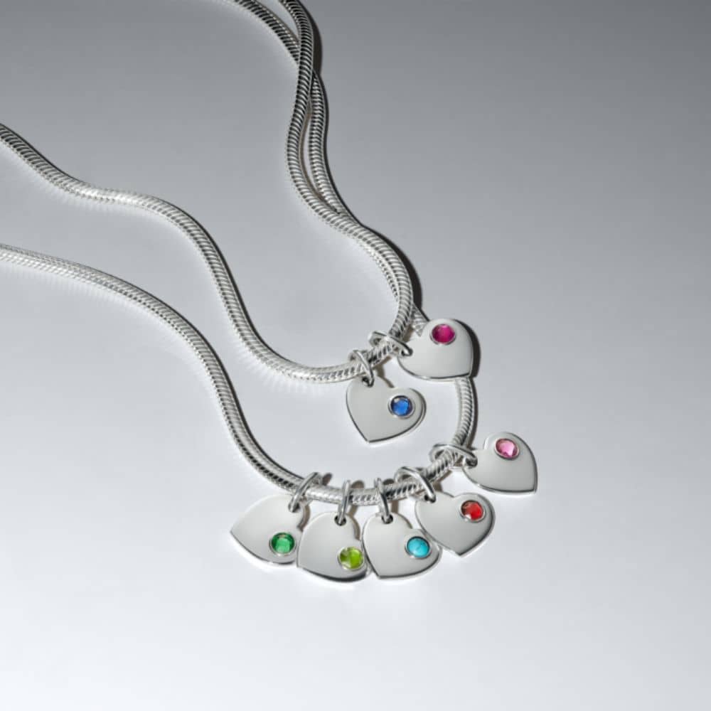 Graveeritav südamekujuline helerohelise kiviga rippamulett „August“