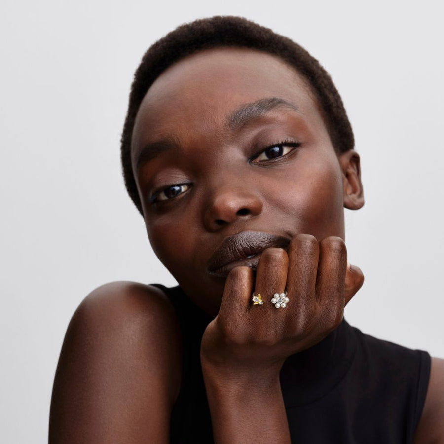 Atviras „Bridžertonų“ žiedas su apdorotu dirbtinai išaugintu gėlavandeniu perlu „Bitė ir gėlė“ - Pandora Lietuva