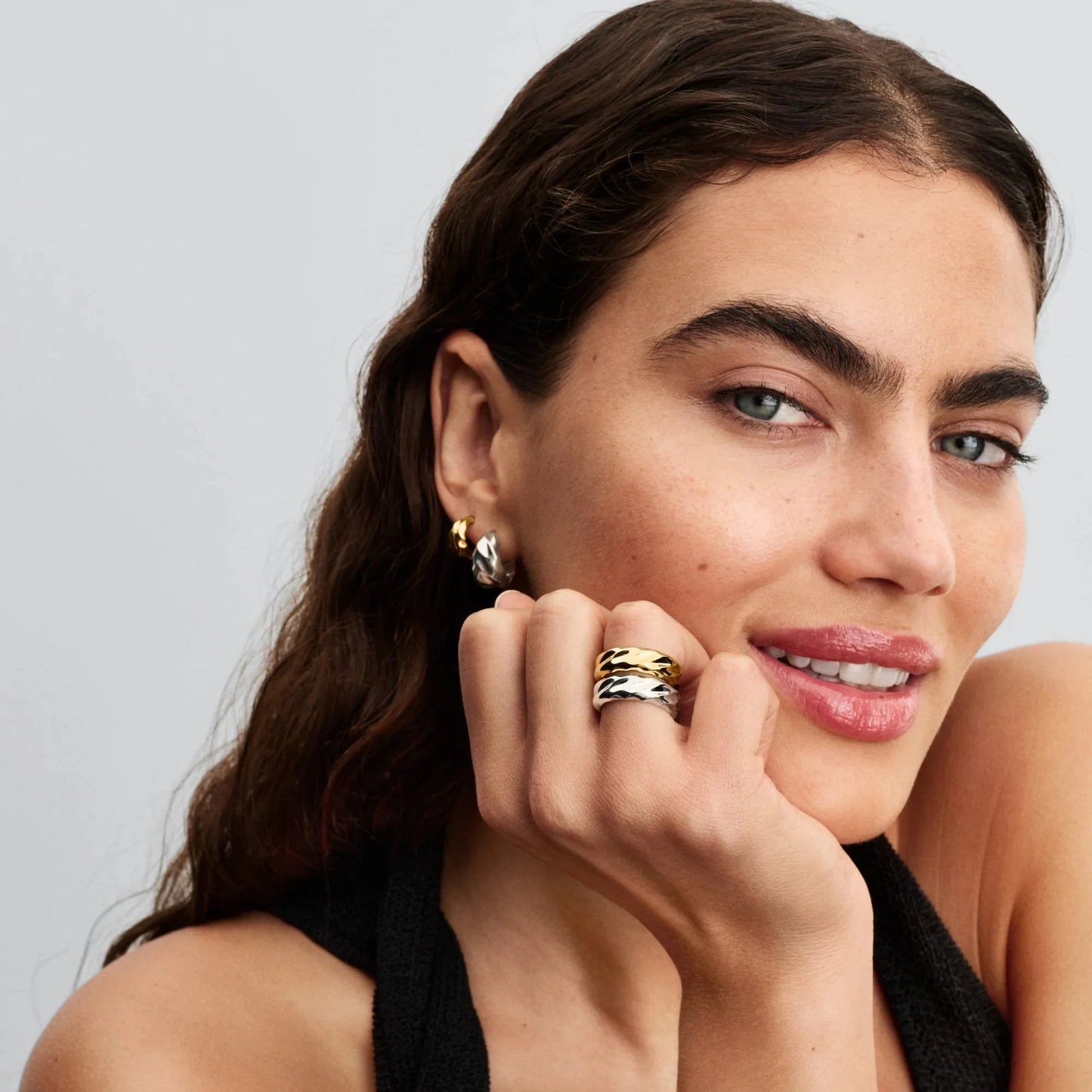 Atviri banguotos tekstūros lankelio formos auskarai - Pandora Lietuva