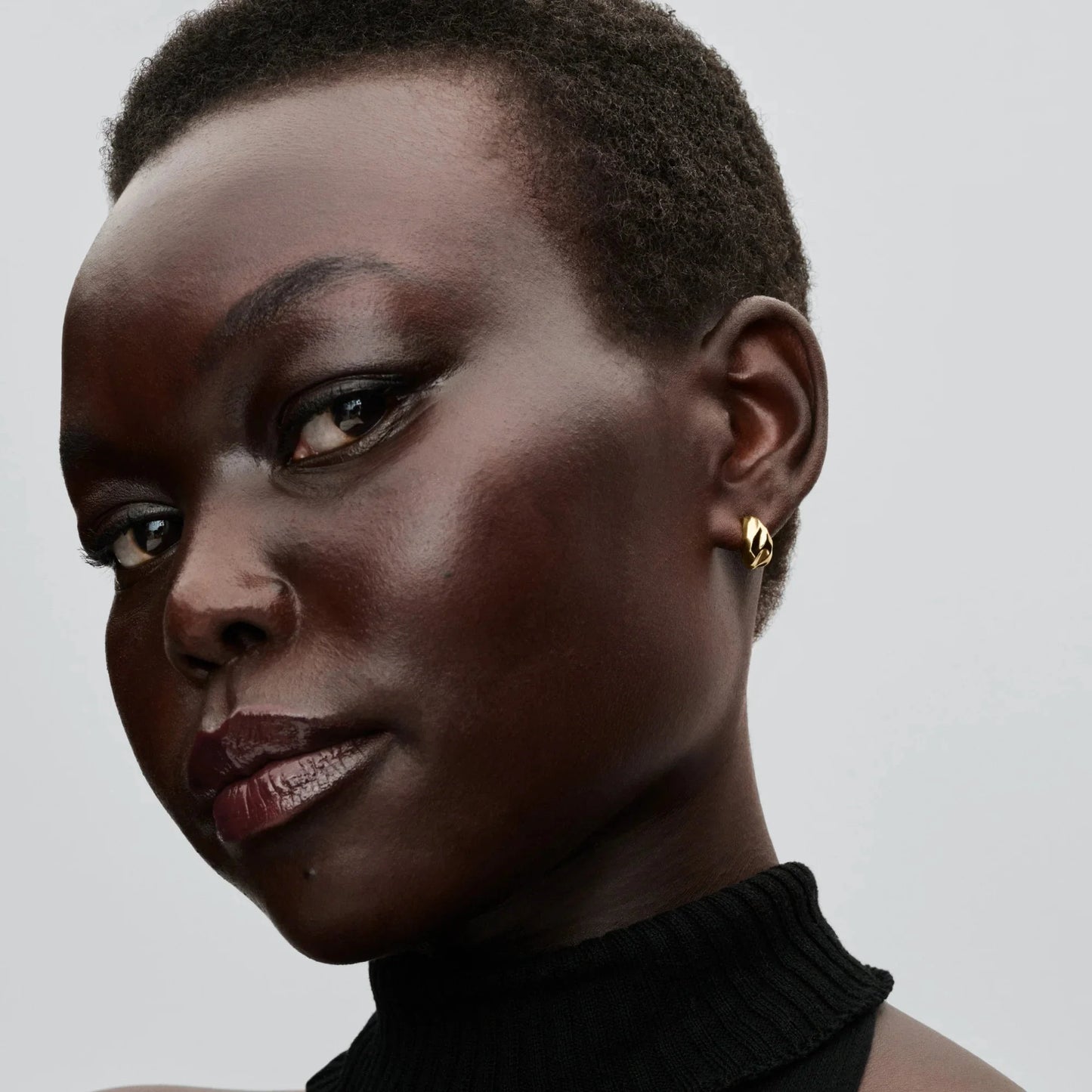 Atviri banguotos tekstūros lankelio formos auskarai - Pandora Lietuva