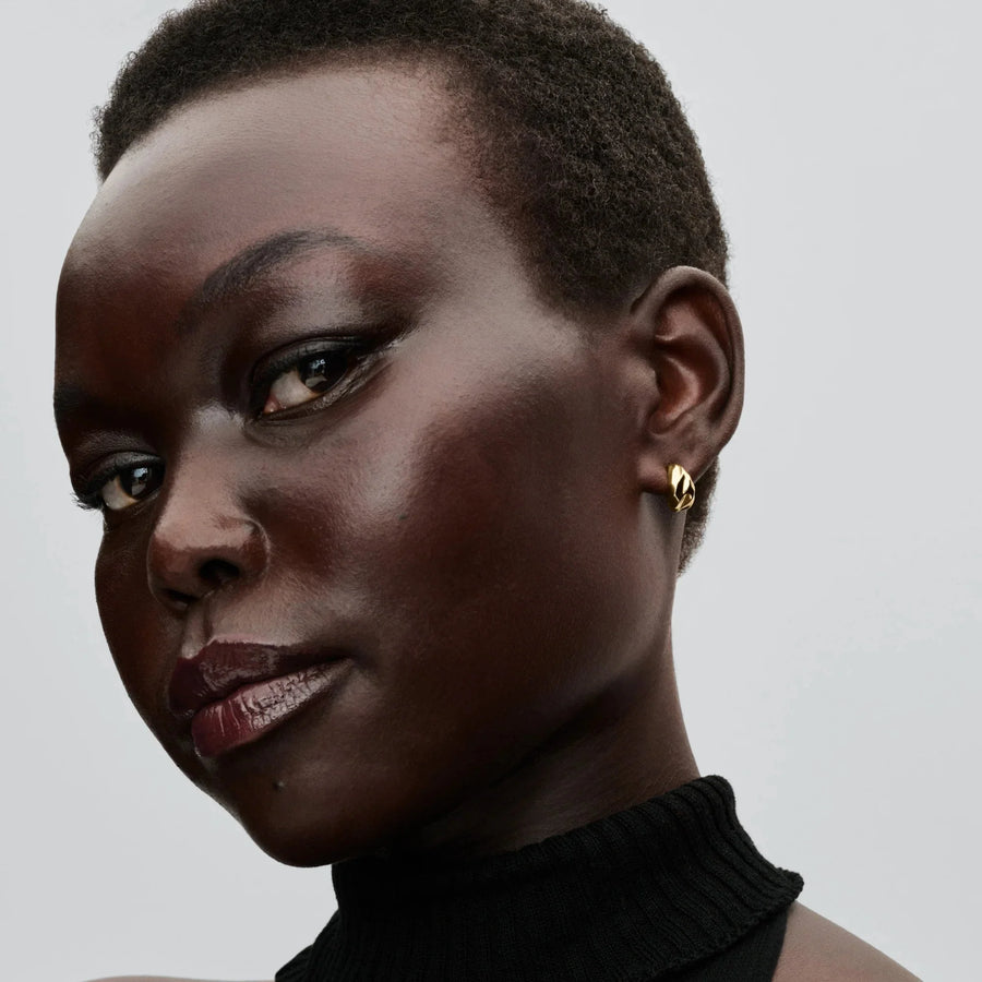 Atviri banguotos tekstūros lankelio formos auskarai - Pandora Lietuva