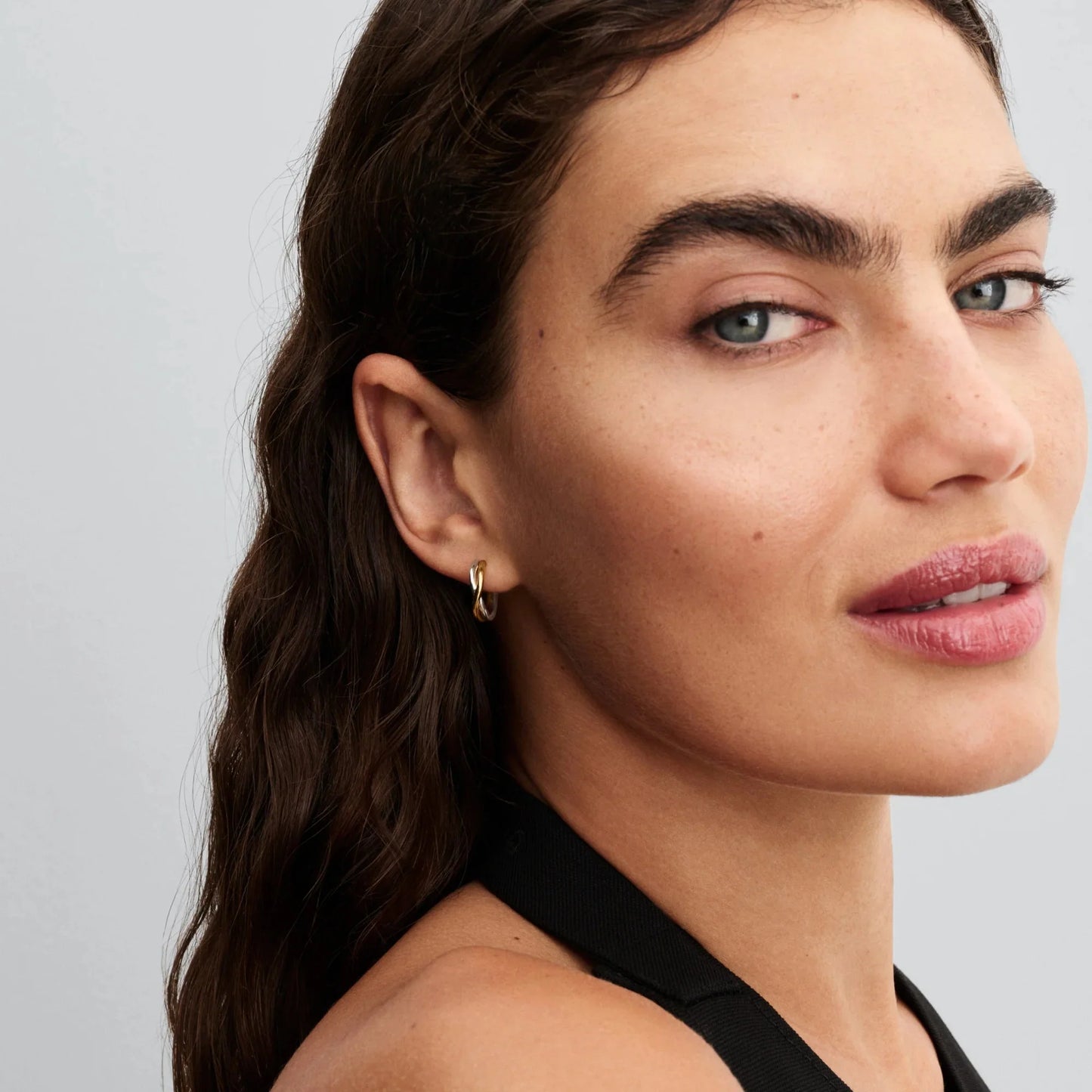 Atviri dvispalviai organiškos lankelio formos auskarai - Pandora Lietuva