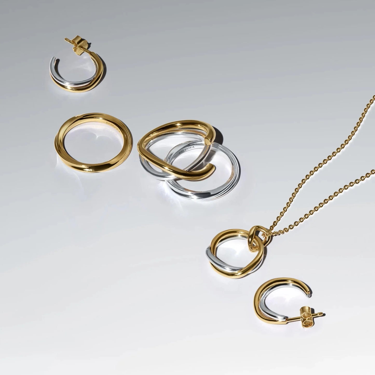 Atviri dvispalviai organiškos lankelio formos auskarai - Pandora Lietuva