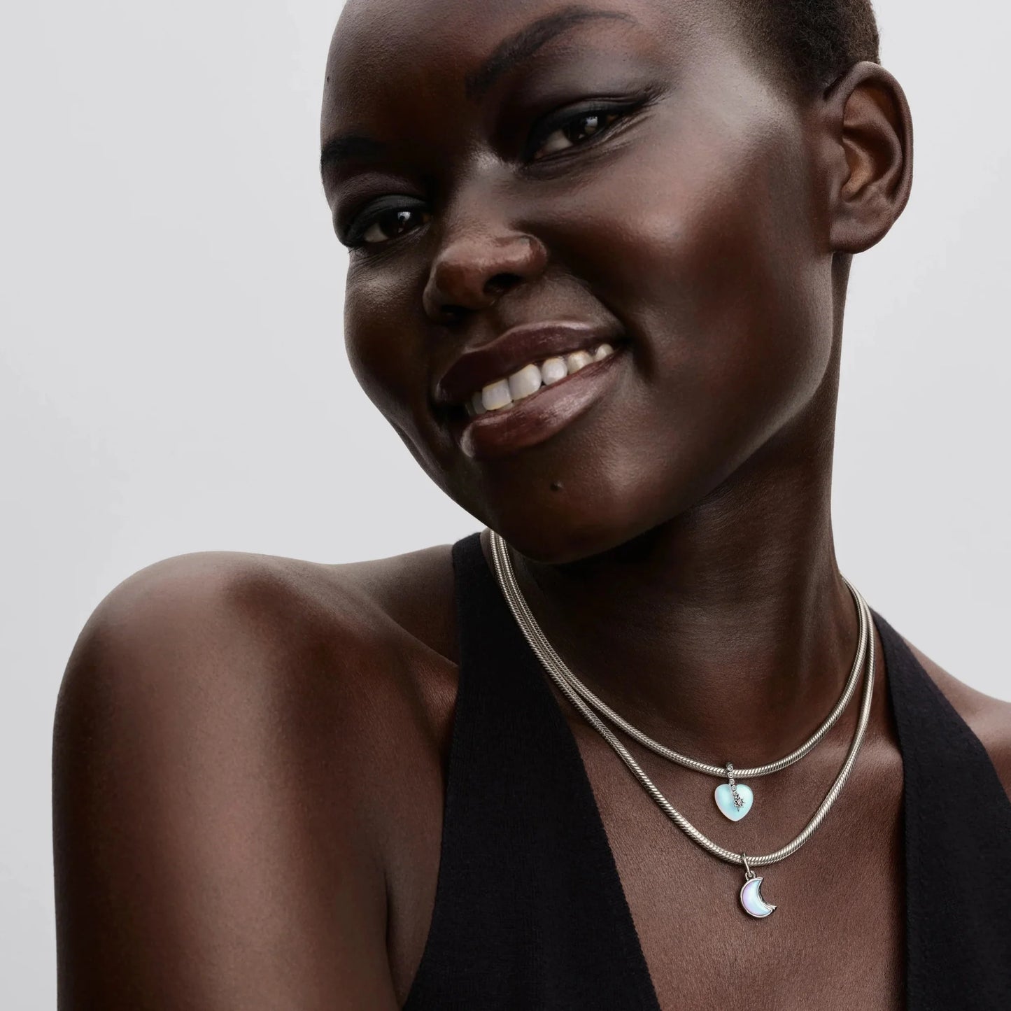 Dvigubas kabantis karoliukas „Pusmėnuliai“ - Pandora Lietuva