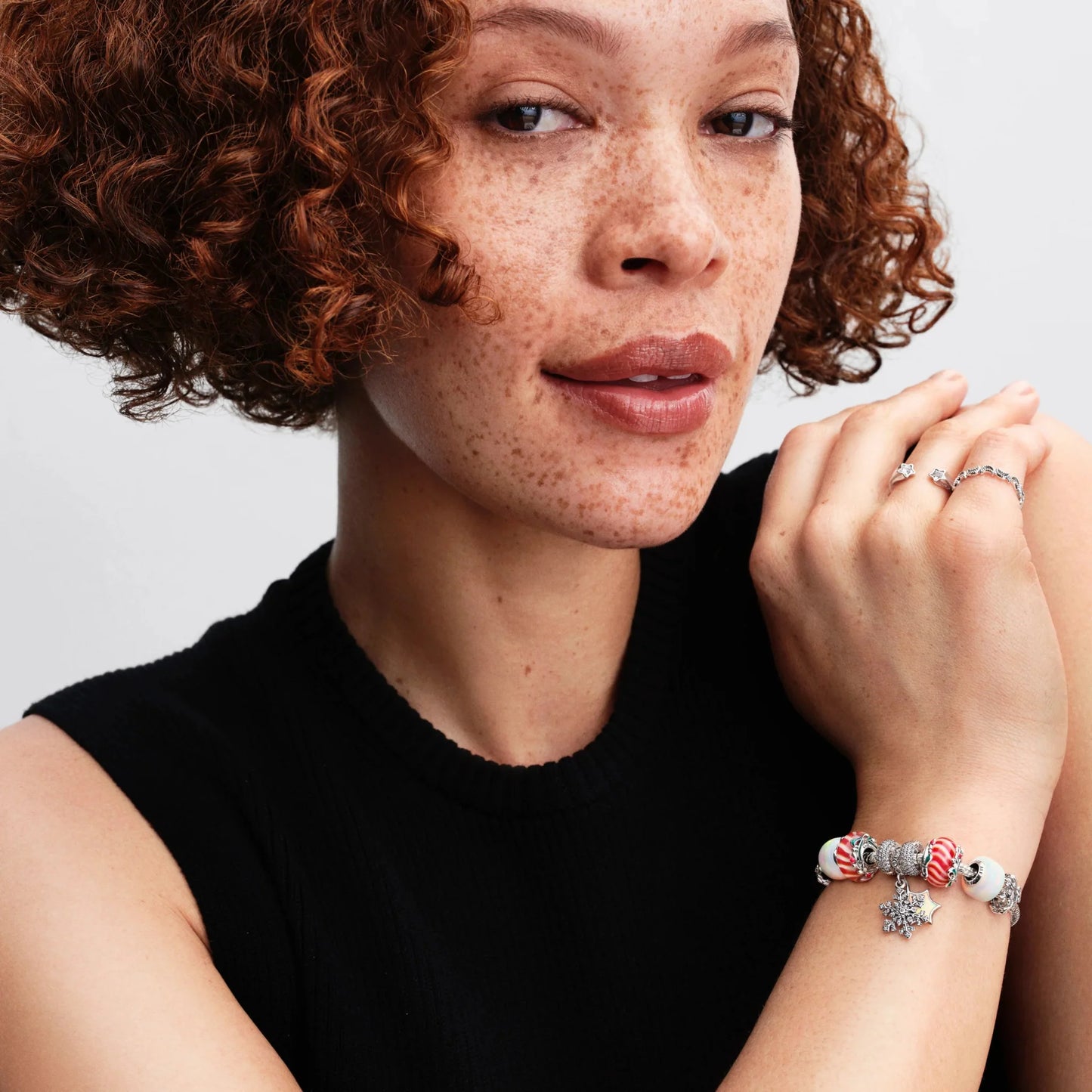 Dvigubas kabantis opalinis karoliukas „Snaigė“ - Pandora Lietuva