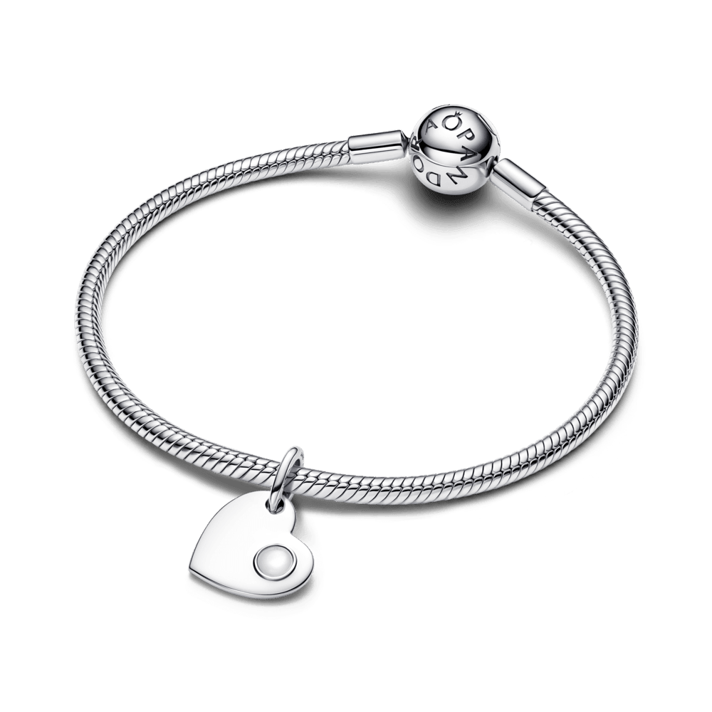 Graviruojamas kabantis birželio mėnesio karoliukas su baltu akmenėliu „Širdis“ - Pandora Lietuva