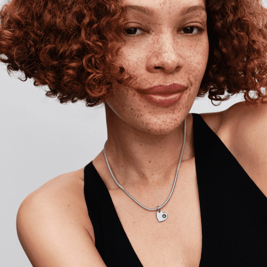 Graviruojamas kabantis gegužės mėnesio karoliukas su žaliu akmenėliu „Širdis“ - Pandora Lietuva