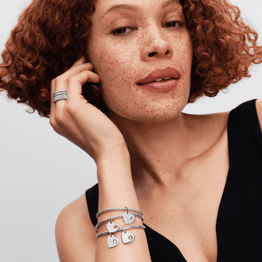 Graviruojamas kabantis rugpjūčio mėnesio karoliukas su pavasarinio žalumo akmenėliu „Širdis“ - Pandora Lietuva