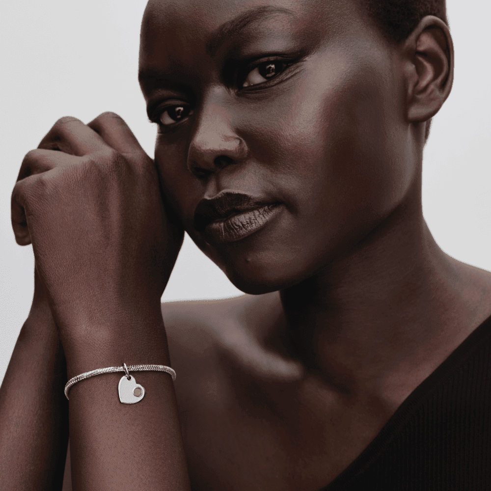 Graviruojamas kabantis rugpjūčio mėnesio karoliukas su pavasarinio žalumo akmenėliu „Širdis“ - Pandora Lietuva