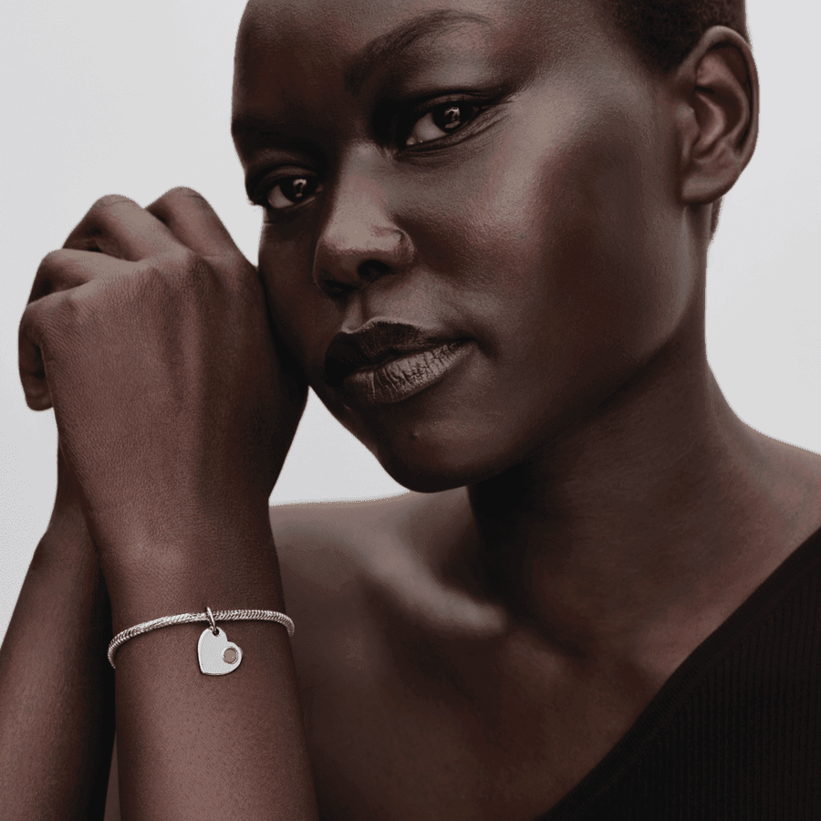 Graviruojamas kabantis rugpjūčio mėnesio karoliukas su pavasarinio žalumo akmenėliu „Širdis“ - Pandora Lietuva