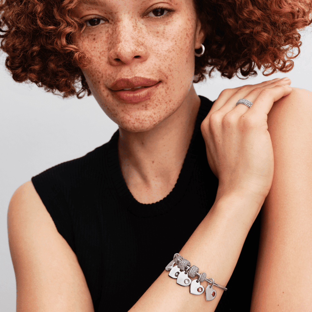 Graviruojamas kabantis rugsėjo mėnesio karoliukas su mėlynu akmenėliu „Širdis“ - Pandora Lietuva