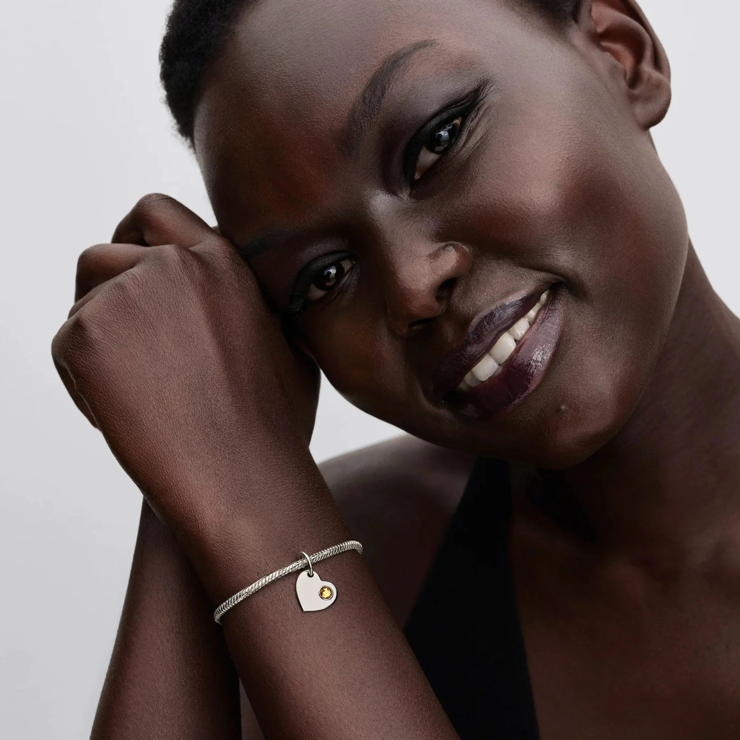 Graviruojamas kabantis širdies karoliukas su medaus spalvos akmenėliu - Pandora Lietuva