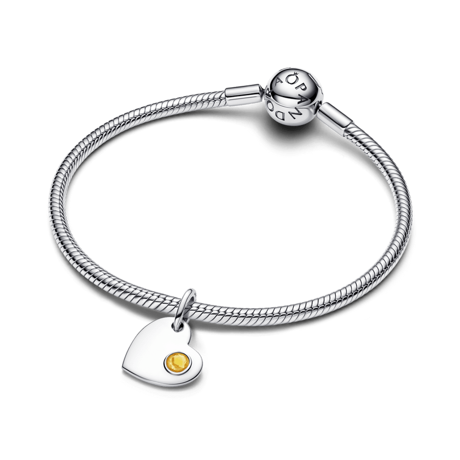 Graviruojamas kabantis širdies karoliukas su medaus spalvos akmenėliu - Pandora Lietuva