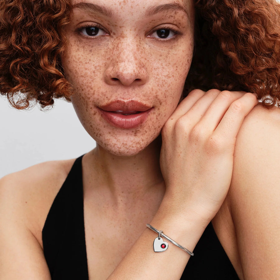 Graviruojamas kabantis širdies karoliukas su raudonu akmenėliu - Pandora Lietuva