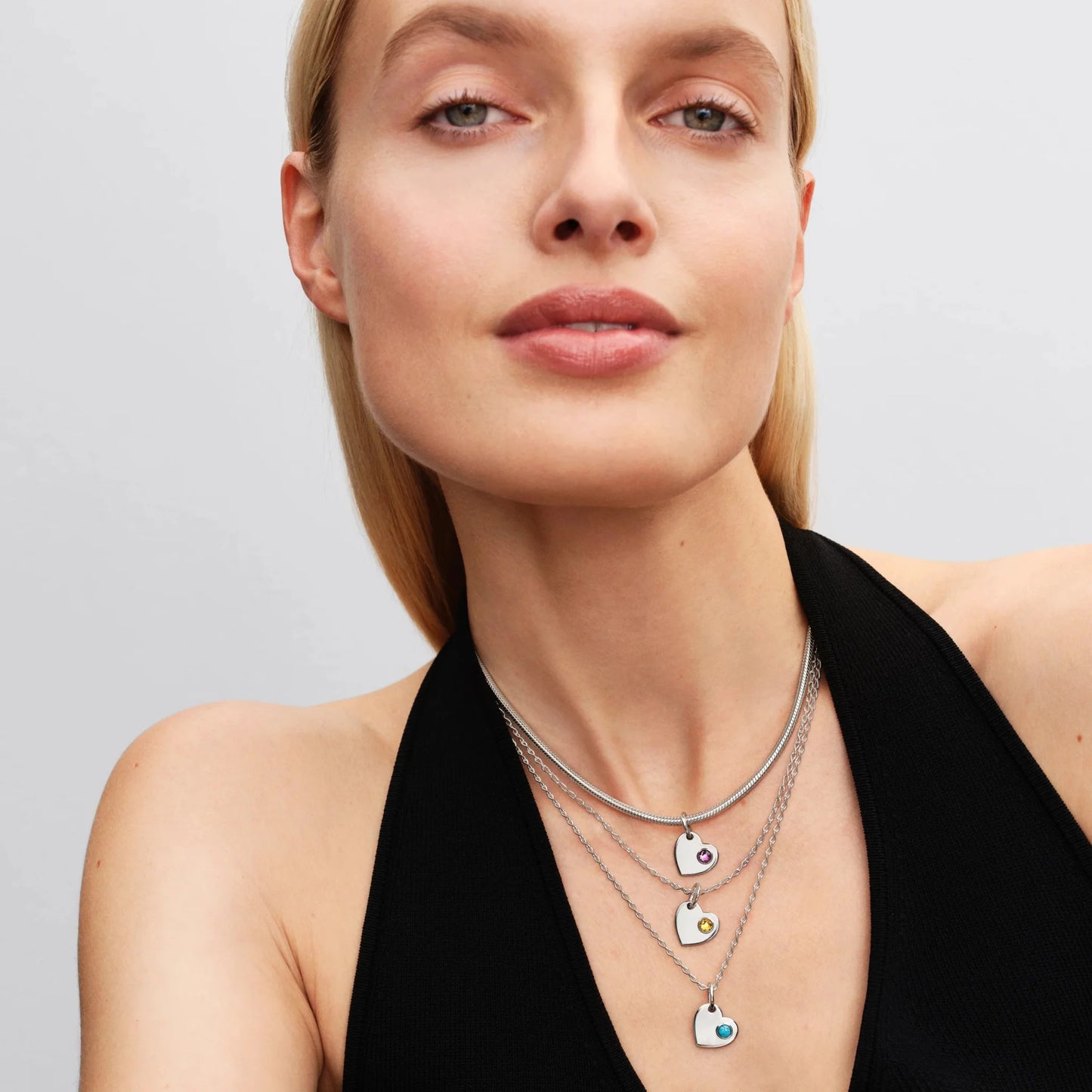 Graviruojamas kabantis širdies karoliukas su turkio mėlynumo akmenėliu - Pandora Lietuva