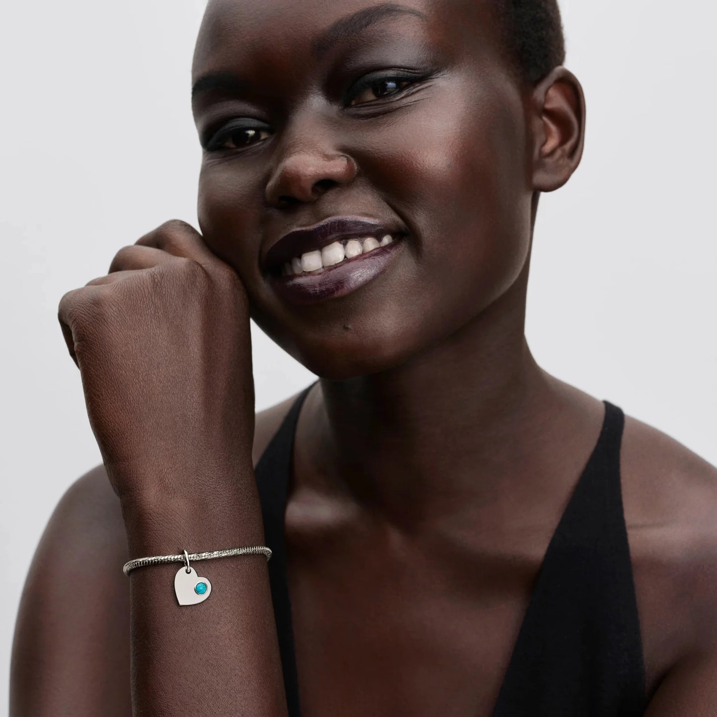 Graviruojamas kabantis širdies karoliukas su turkio mėlynumo akmenėliu - Pandora Lietuva