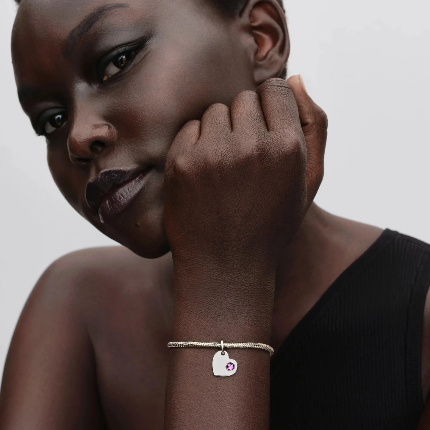 Graviruojamas kabantis širdies karoliukas su violetiniu akmenėliu - Pandora Lietuva