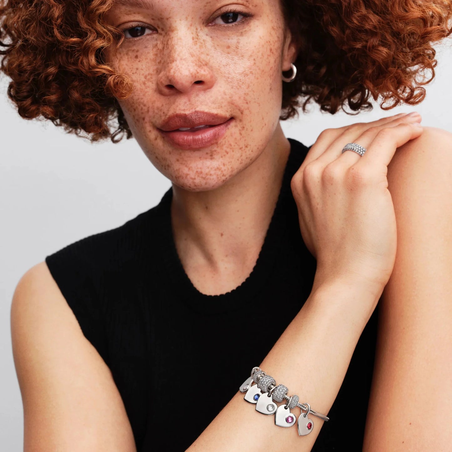 Graviruojamas kabantis širdies karoliukas su violetiniu akmenėliu - Pandora Lietuva