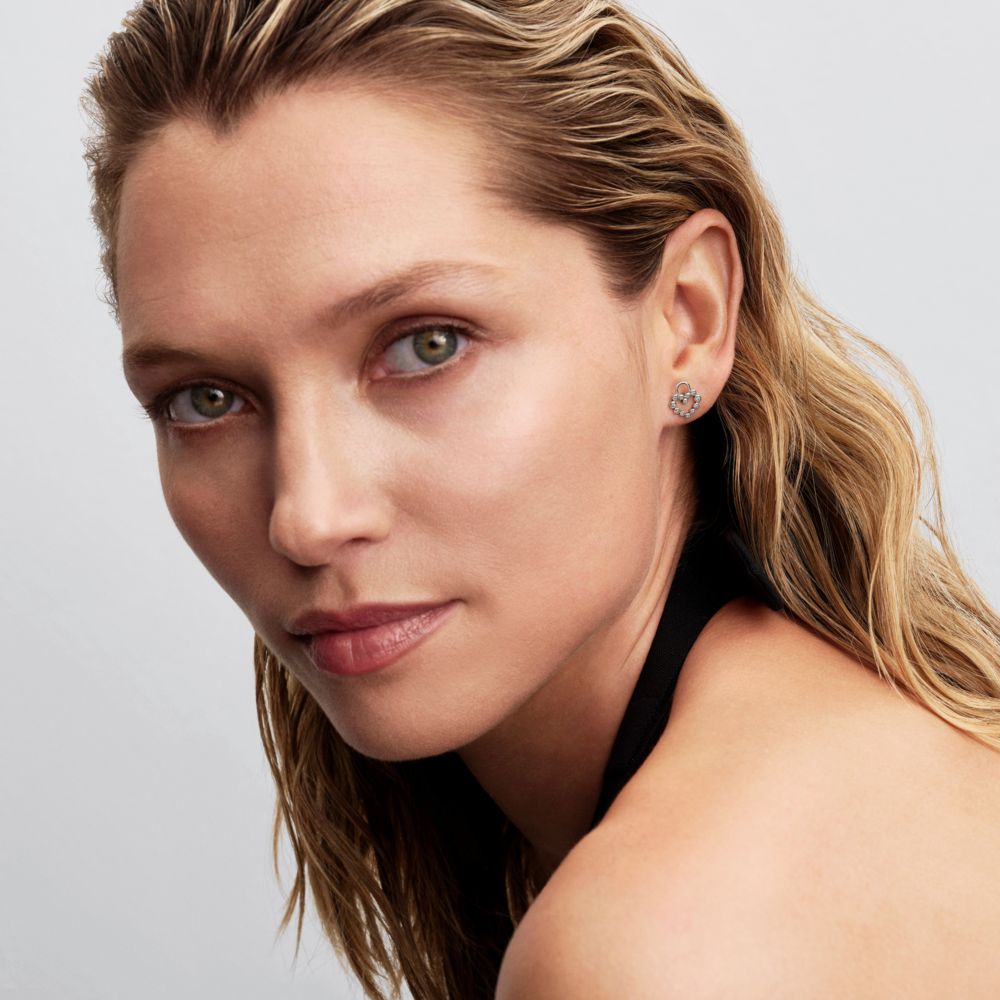 Įsmeigiami auskarai „Spindinti širdies formos spynelė“ - Pandora Lietuva