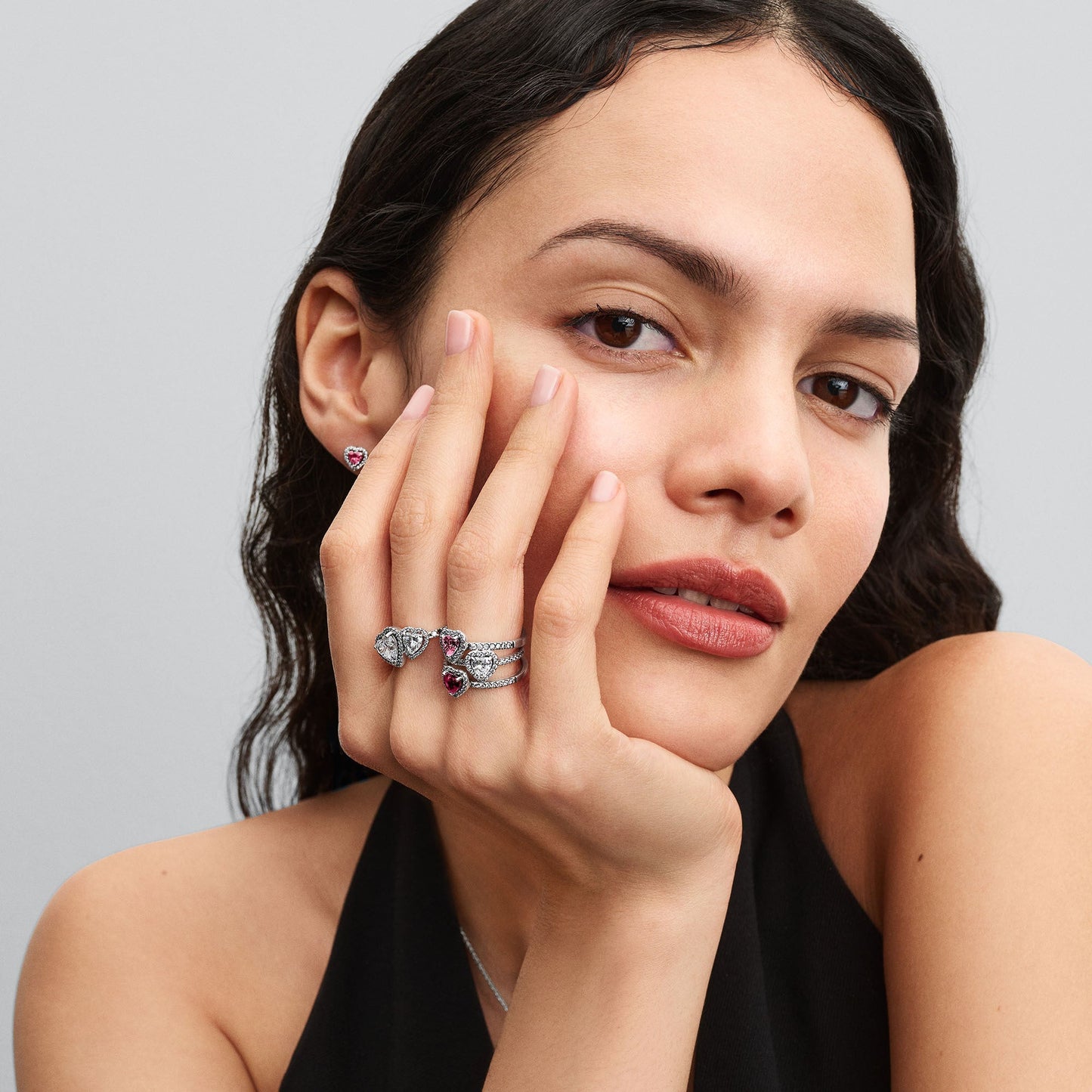 Įsmeigiami auskarai su iškilia rausva širdimi - Pandora Lietuva