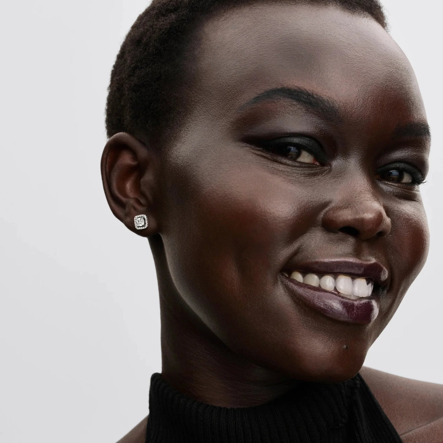 Įsmeigiami auskarai su kvadrato formos aureole - Pandora Lietuva