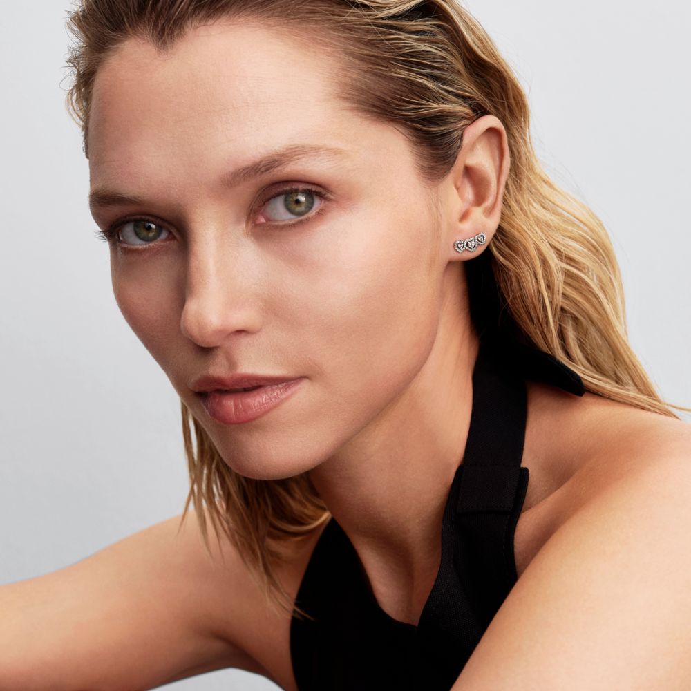 Įsmeigiami auskarai su trimis širdies formos aureolėmis - Pandora Lietuva
