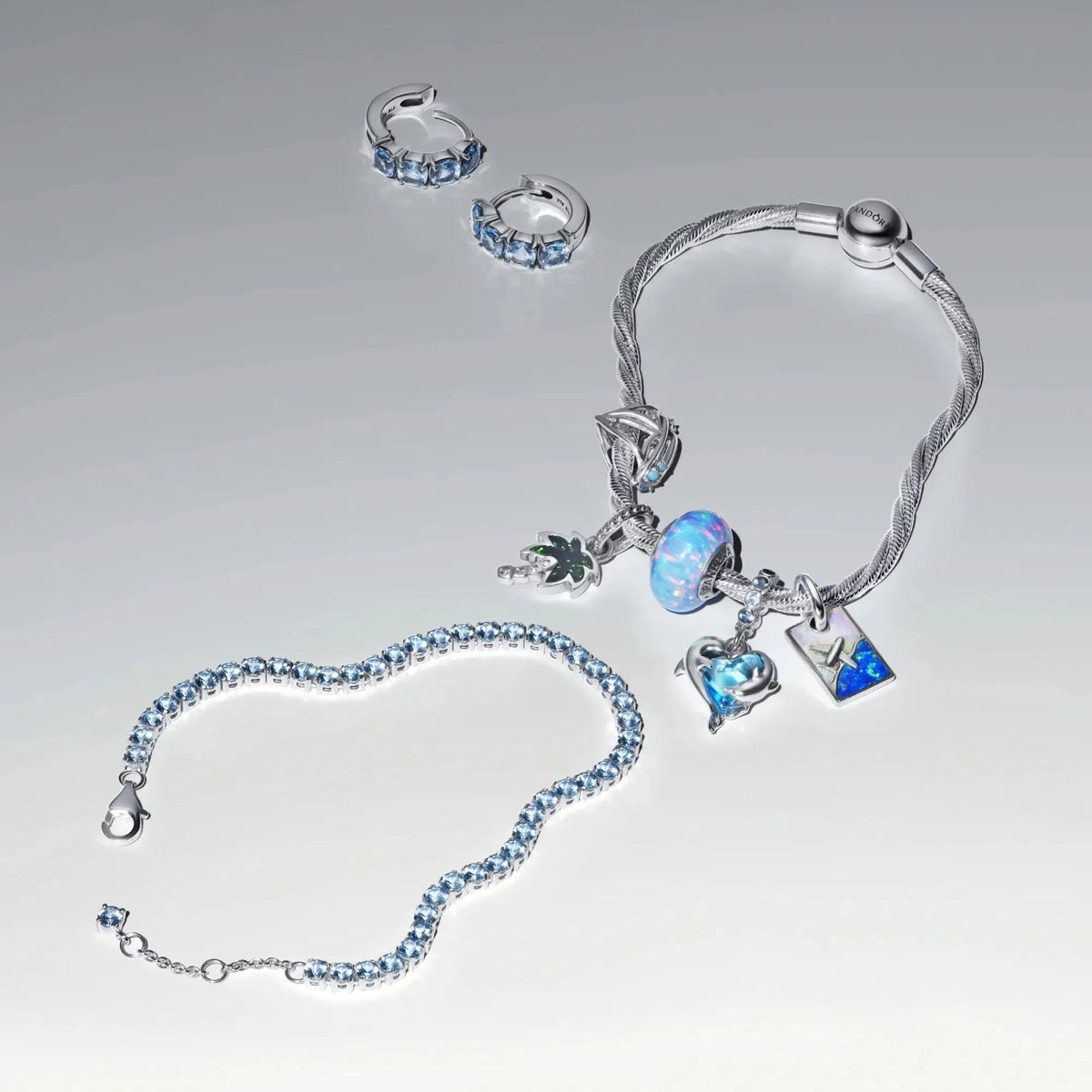 Sinisest Murano klaasist rippamulett „Delfiinid“