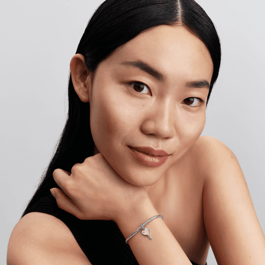 Kabantis opalinis karoliukas „Širdies formos raktas“ - Pandora Lietuva