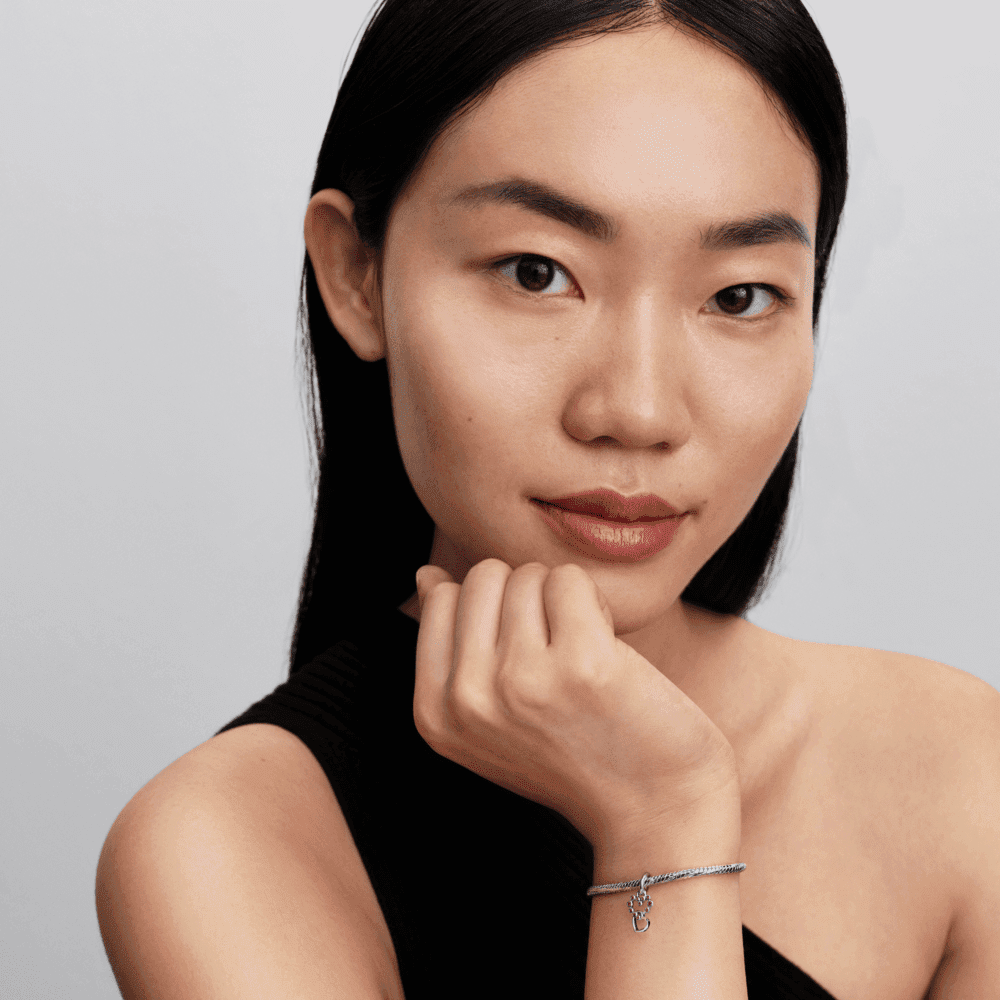 Kabantis sujungtų širdžių ir raudonų akmenėlių karoliukas - Pandora Lietuva