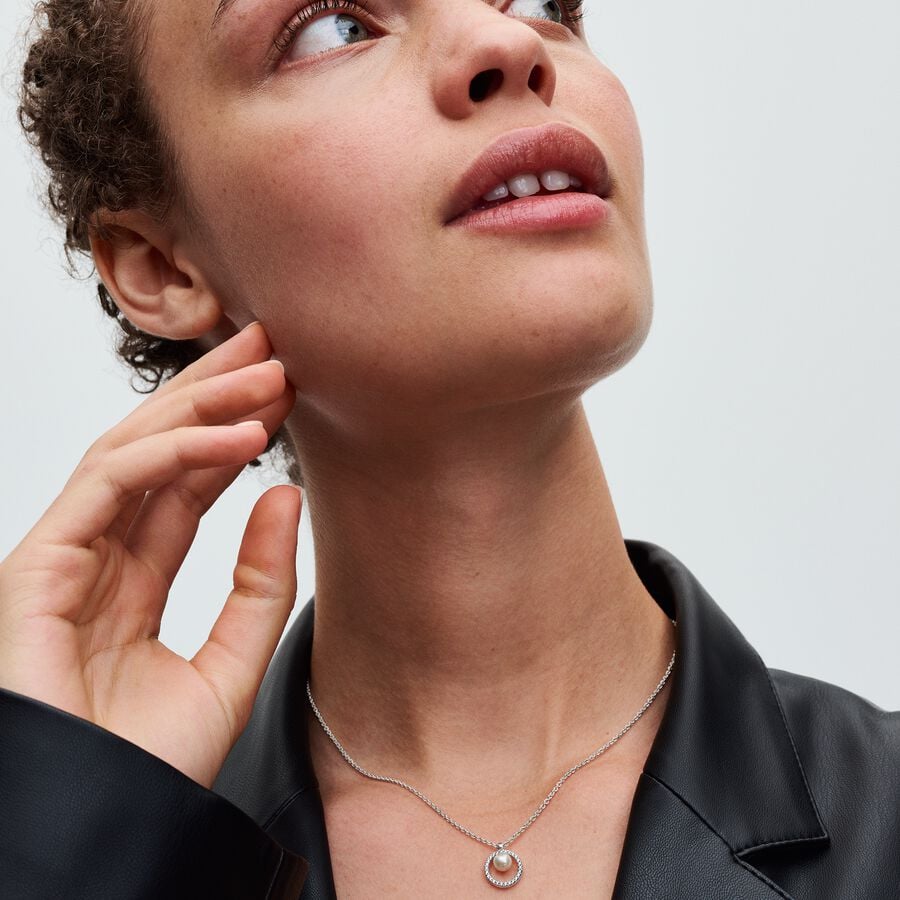 Kaklo koljė su apdorotu, dirbtiniu būdu išaugintu gėlavandeniu perlu ir pavé stiliumi inkrustuotais akmenėliais - Pandora Lietuva