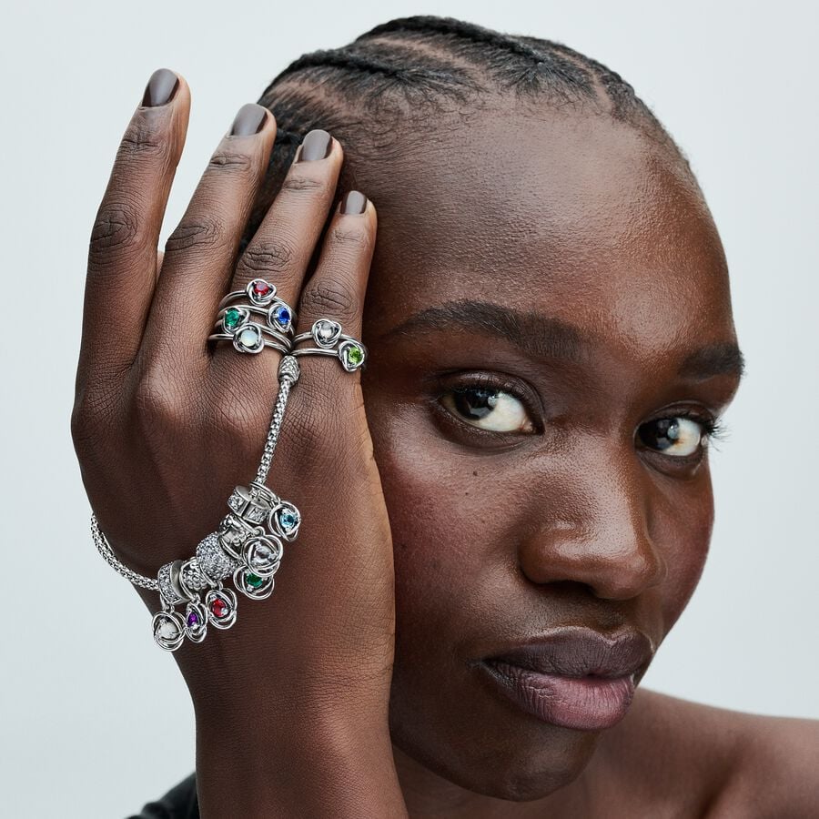 Karoliukas - pakabukas „Amžinybės ratas“ su tamsiai raudonu kristalu - Pandora Lietuva