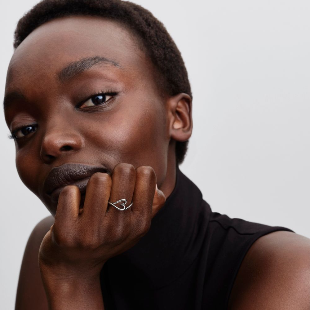 Mažas organiškos formos žiedas su širdimi - Pandora Lietuva