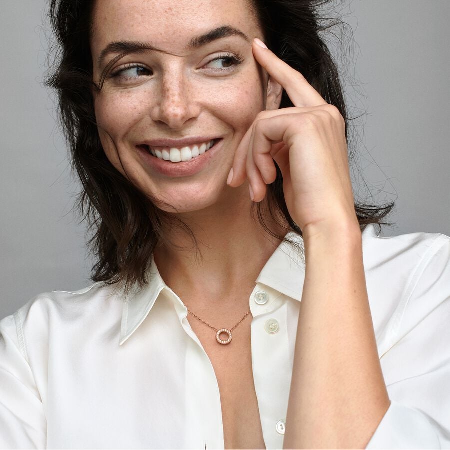 Pandora Logotipo Pavé Apvalus kaklo papuošalas - Pandora Lietuva