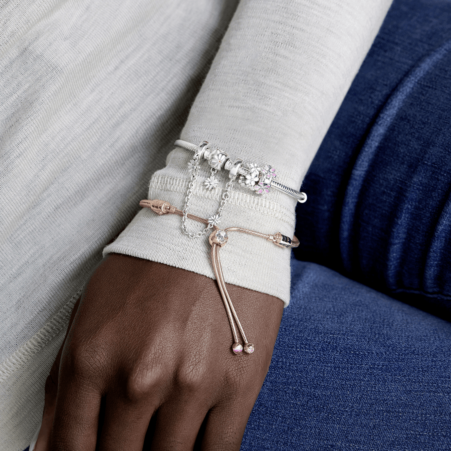 Pandora Moments gyvatės grandinėlės pynimo apyrankė su gėlės ramunės užsegimu. - Pandora Lietuva