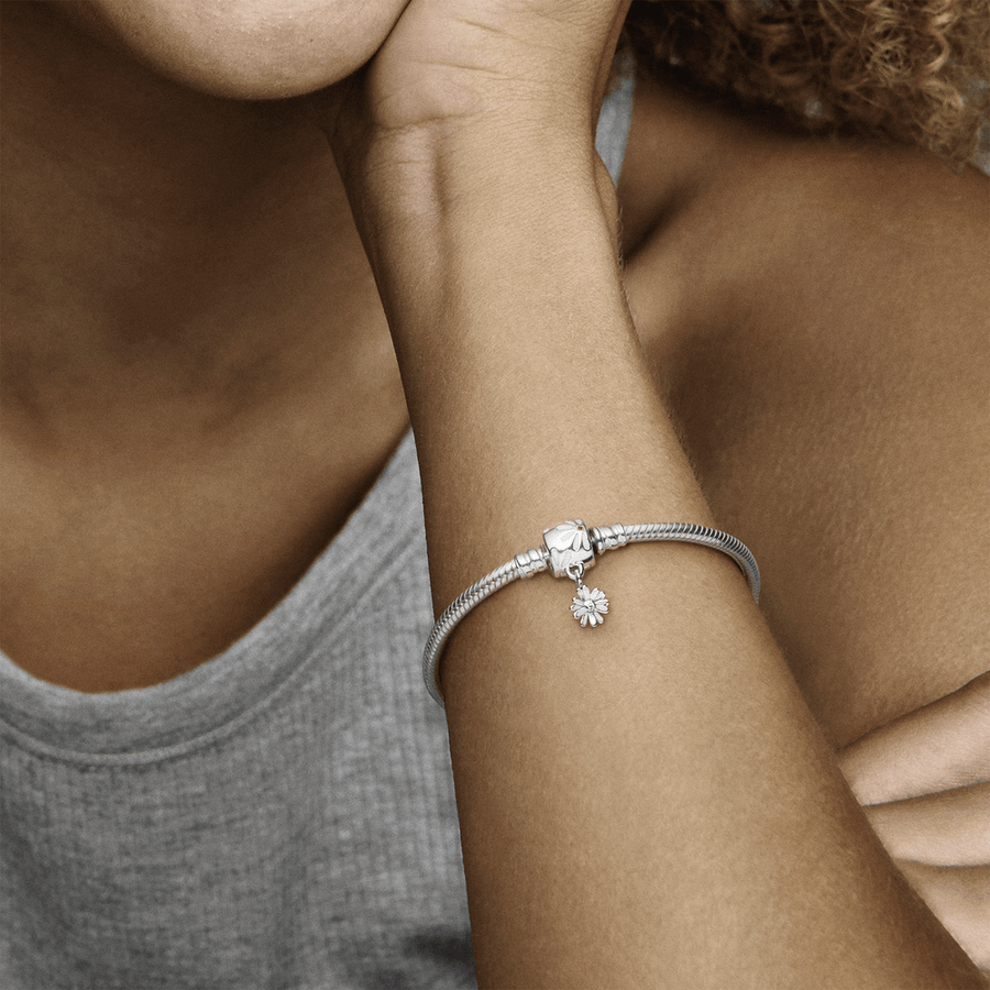 Pandora Moments gyvatės grandinėlės pynimo apyrankė su gėlės ramunės užsegimu. - Pandora Lietuva